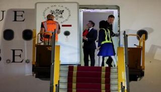 يد بريجيت تدفع وجه ماكرون