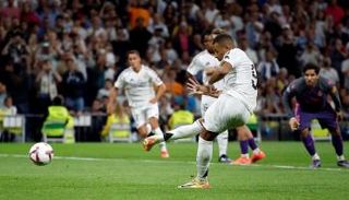 مبابي يسدد ضربة جزاء بقميص ريال مدريد 