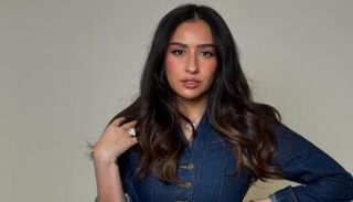 فرح الهادي تستعرض هدية من زوجها عقيل الرئيسي