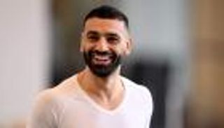 «الأب الممل والأغاني الشعبية والكشري».. تفاصيل حياة محمد صلاح اليومية