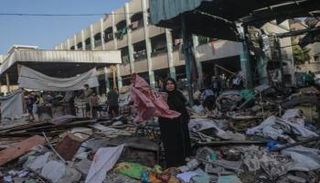 آثار غارة إسرائيلية على مدرسة حُوّلت إلى ملجأ في غزة
