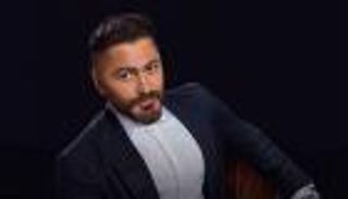 تامر حسني ينتقد الإفراط في استخدام السوشيال ميديا: «نسينا نبص لفوق»