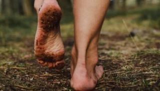 المشي حافيا على التراب.. دواء صامت من الطبيعة لجسدك وعقلك