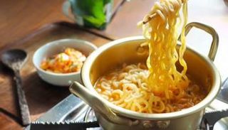 الأنظمة الغذائية الغنية بالملح، مثل الإندومي، من أبرز مسببات سرطان المعدة