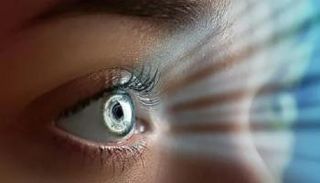 عدسات لاصقة تحول الضوء غير المرئي إلى مرئي