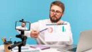 «Finfluencer».. الإمارات تطلق أول رخصة بالمنطقة للمؤثرين في قطاع المال