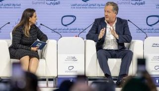 الإعلامي البريطاني بيرس مورغان ومينا العريبي رئيسة تحرير "ذا ناشيونال"