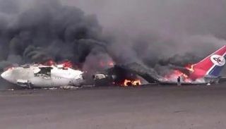 طائرة محترقة جراء القصف الإسرائيلي على مطار صنعاء