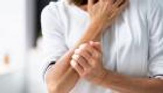 دراسة جديدة تكشف: دهون البطن تزيد من خطر الإصابة بالصدفية