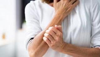 دهون البطن تزيد من خطر الإصابة بالصدفية