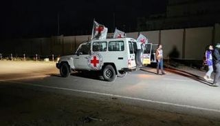 سيارات الصليب الأحمر أثناء صفقة تبادل سابقة - أرشيفية