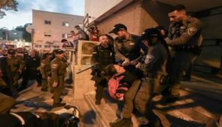 الشرطة تعتقل المحتجين