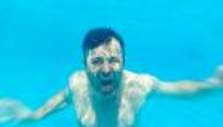 الصراخ في أعماق الماء.. ثورة هادئة في علاج الضغط النفسي