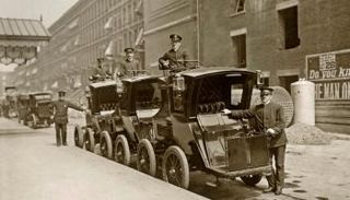 اصطفاف السيارات الكهربائية في أمريكا مطلع القرن الماضي