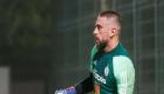 «لا تختاروا الجزائر في هذه الحالة».. قندوز يفاجئ مزدوجي الجنسية