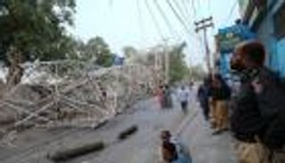 32 قتيلا في عواصف باكستان.. وانهيار صخري يودي بـ13 شخصا بإندونيسيا