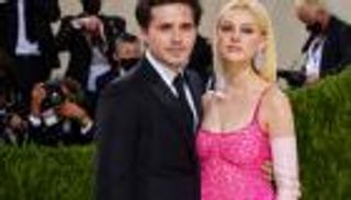 كواليس إفساد فيكتوريا بيكهام لحظة ابنها بروكلين ونيكولا بيلتز الخاصة