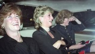 ديانا بين شقيقتيها