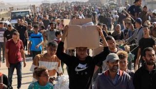 فلسطينيون يحملون مساعدات