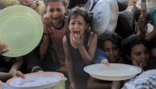 أطفال يسعون إلى الحصول على غذاء في غزة - أرشيفية