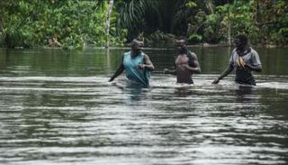 السيول أجبرت عدة آلاف على النزوح من منازلهم