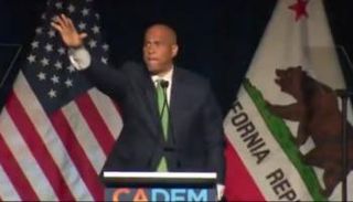 السيناتور الديمقراطي يؤدي تحية تشبه تحية النازية