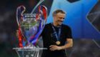 في الليلة التاريخية.. هدية «إنسانية» من جمهور باريس لإنريكي (صورة)