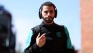 ولفرهامبتون يهدد حلم الجزائري آيت نوري