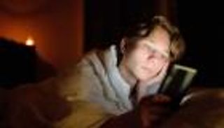 بين الإدمان والاكتئاب.. كيف يغير «البلوغ الأزرق» حياة الشباب؟