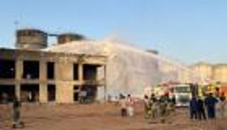 «طوارئ وأزمات الشارقة» تعلن السيطرة الكاملة على حريق ميناء الحمرية