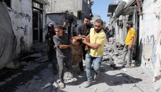 فلسطينيون ينقلون أحد الجرحى جراء الاستهداف الإسرائيلي