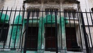 طلاء أخضر مُلقى على جدران كنيس أغوداس هاكهيلوس اليهودي في باريس