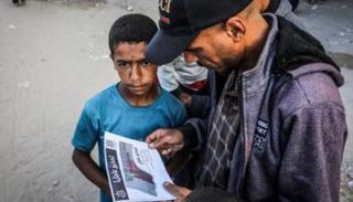 فلسطيني يقرأ منشور إخلاء