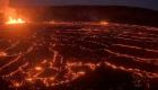 مغامرة أم تهور؟ رجل يقترب إلى أقرب نقطة ممكنة من بركان (فيديو)