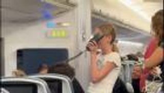 تأخر الإقلاع ساعتين.. فتاة تُغني لتلطيف الأجواء