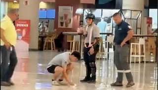 الأمن يُلزم شابا بتنظيف الأرض