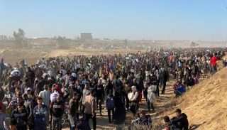 حشود فلسطينية قرب مركز مساعدات جنوبي غزة