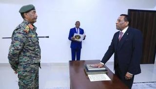 كامل إدريس يؤدي اليمين أمام البرهان- وكالات