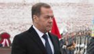 بعد ضرب المطارات الروسية.. مدفيديف يرد بالنار والوعيد