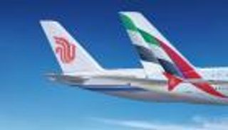 طيران الإمارات وإير تشاينا تعززان تحالفهما.. توقيع مذكرة لتوسيع اتفاقية تبادل الرموز