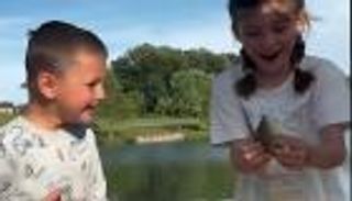 طفل يصطاد من أول محاولة.. ورد فعله مدهش (فيديو)