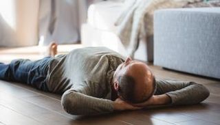 النوم على الأرض.. عادة قديمة تعود بعلاج طبيعي للظهر