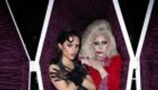 ليدي غاغا وجينا أورتيغا تثيران الدهشة بصور غير تقليدية داخل تابوت