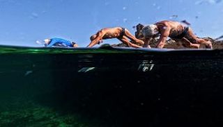 مسنون كوبيون يغطسون في مياه هافانا - أ ف ب