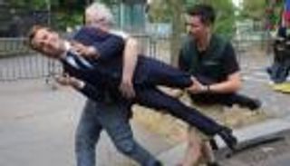 3 نشطاء يسرقون «تمثال ماكرون».. قد يدفعون ثمنا غاليا «في السجن»