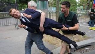 سرقة تمثال إيمانويل ماكرون