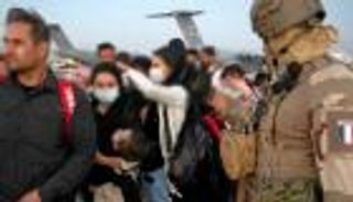 100 ألف أفغاني في فرنسا.. مخاوف من «مناطق الظل»