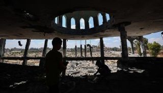 أطفال فلسطينيون في مبنى مدمر وسط قطاع غزة