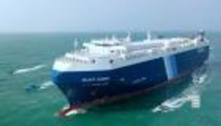 سفن تمر ونيران حوثية «مؤجلة».. عودة هدير الملاحة في البحر الأحمر