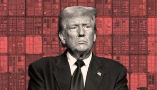 الرئيس الأمريكي دونالد ترامب وحاويات في خلفية الصورة - تعبيرية